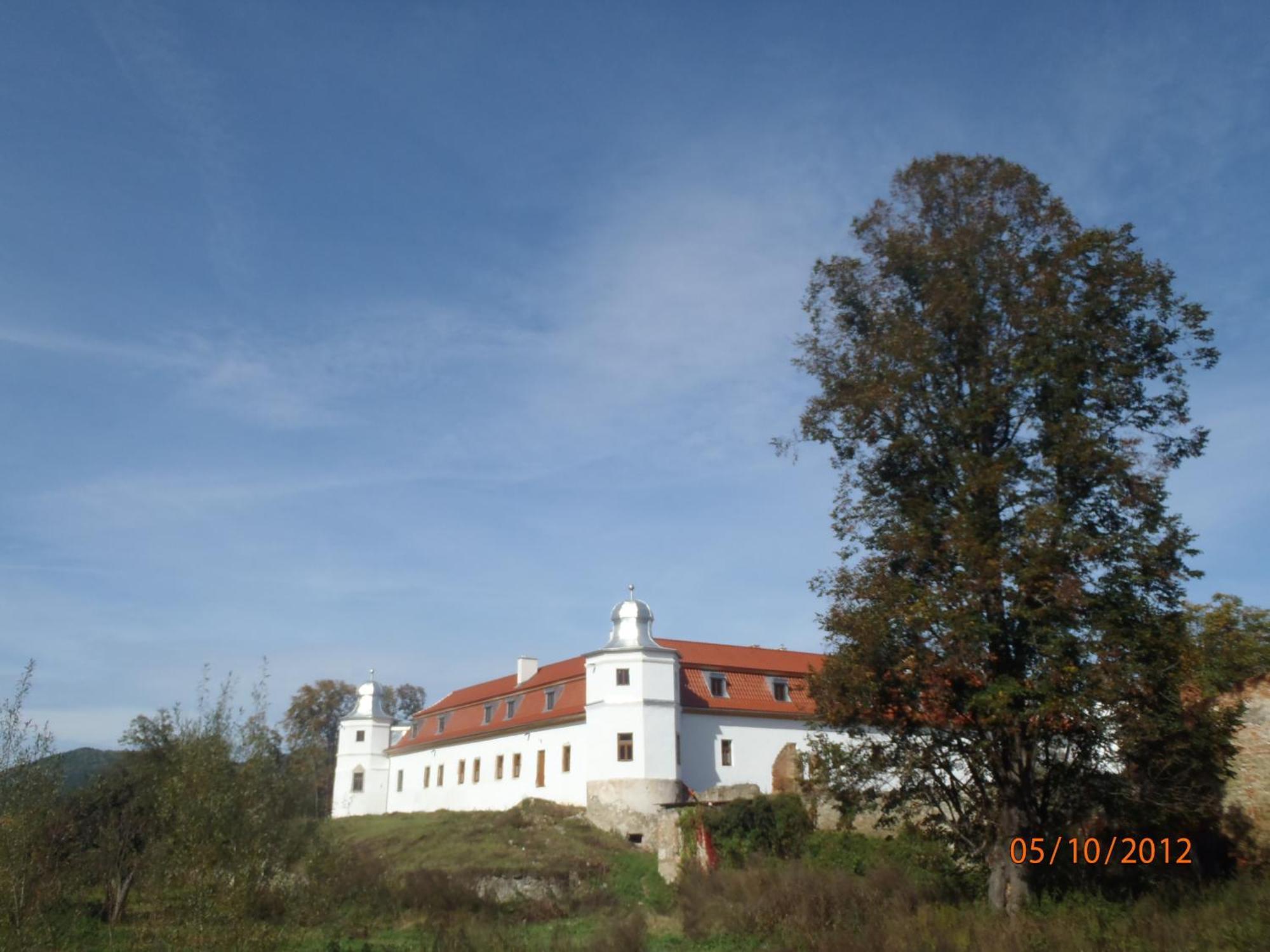 Kastiel Biela Dama A Cierny Rytier Hotel Krompachy Exterior photo