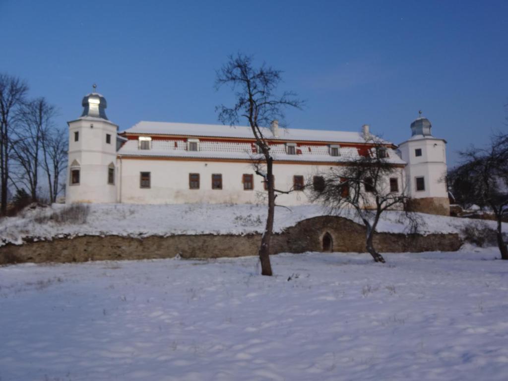 Kastiel Biela Dama A Cierny Rytier Hotel Krompachy Exterior photo